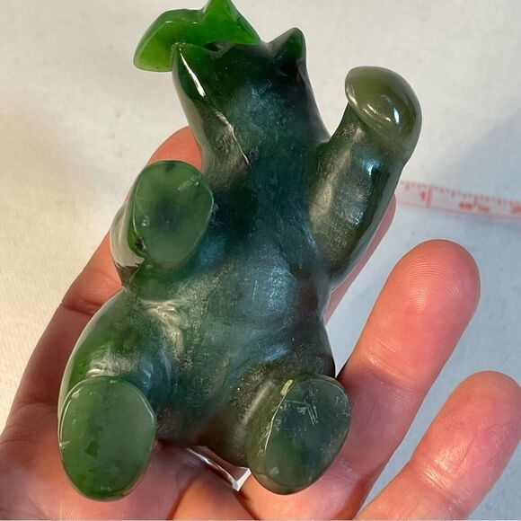 Canadian Nephrite Jade majestic Grizzly Bear with fish sculpture - Picture 7 of 17